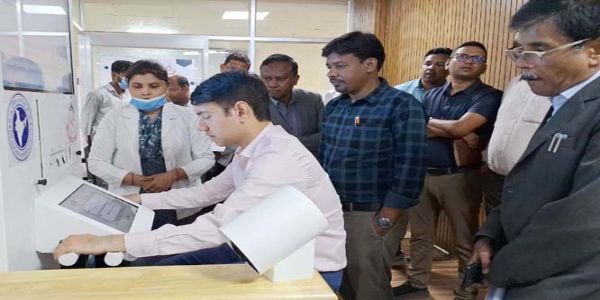 बस्तर कमिश्नर-कलेक्टर ने मेकाॅज हॉस्पिटल में हेल्थ एटीएम से करवाया जांच