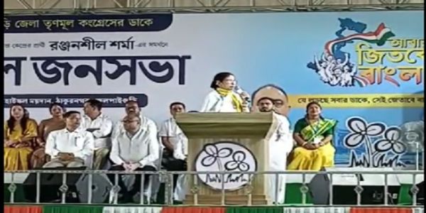 मुंहबोली ‘मां बनाम बेटे’ की लड़ाई में ममता बनर्जी ने किया विकास का वादा
