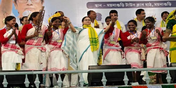 मुख्यमंत्री ममता बनर्जी ने दिया विकास का आश्वासन, केंद्र पर साधा निशाना