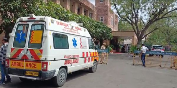 लोडिंग टैक्सी ने ली बाइक सवार दो युवकों की जान, एक घायल