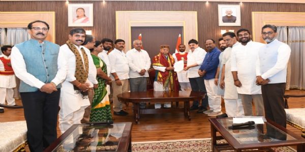 वंदे मातरम् विवाद : राज्यपाल से मिला भाजपा का प्रतिनिधिमंडल, एआईएमआईएम सदस्याें की सदस्यता निलंबित करने की मांग