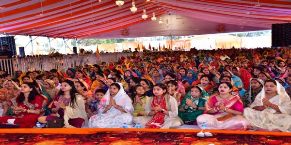 सरायरासी में चल रहे रामकथा महोत्सव में भरत के त्याग और प्रेम की कथा सुन भावुक हुए श्रद्धालु