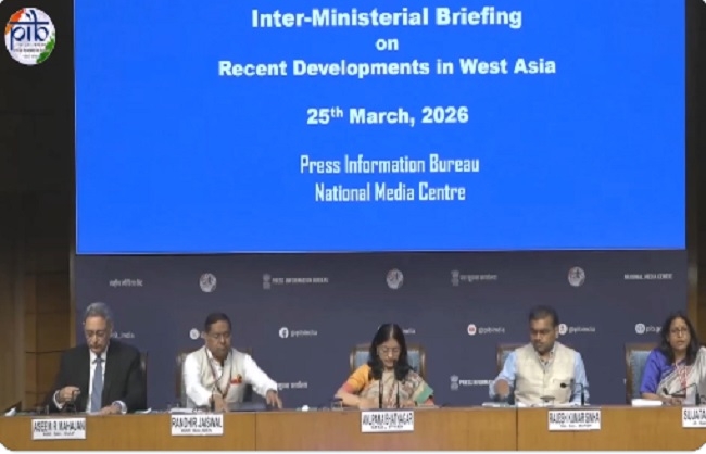 अंतर मंत्रालयी प्रेसवार्ता को संबोधित करते हुए पेट्रोलियम और नेचुरल गैस मंत्रालय की संयुक्त सचिव सुजाता शर्मा