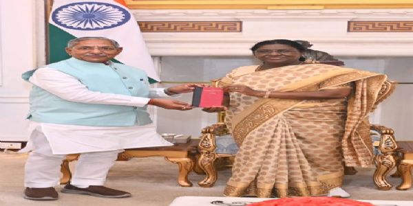 राष्ट्रपति द्रौपदी मुर्मू से नागालैंड के राज्यपाल नंद किशोर यादव मुलाकात करते हुए।