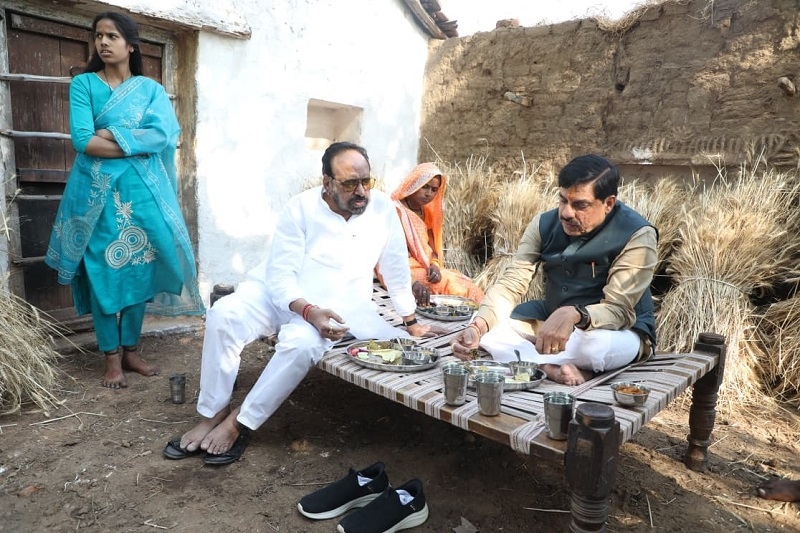 मुख्यमंत्री ने कृषक हरदास के खेत में खाट पर बैठकर किया भोजन