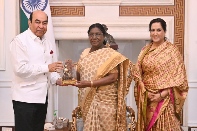 बिहार के राज्यपाल लेफ्टिनेंट जनरल सैयद अता हसनैन अपनी पत्नी सबीहा हसनैन के साथ राष्ट्रपति से मिलते हुए।