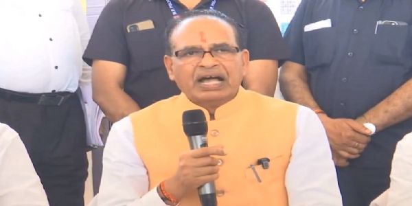 रायसेन में केन्द्रीय कृषि मंत्री चौहान मीडिया से बातचीत करते हुए