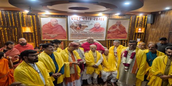 शास्त्रार्थ में आए विद्वानों को सम्मानित करते हुए