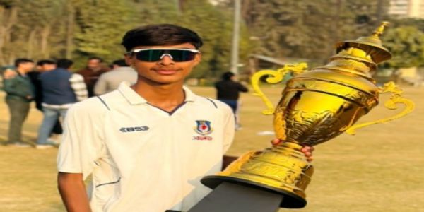 मैन ऑफ द मैच बने यथार्थ ट्रॉफी के साथ