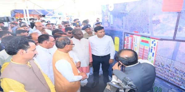 केन्द्रीय कृषि मंत्री चौहान ने रायसेन में राष्ट्रीय कृषि मेला की तैयारियों का लिया जायजा