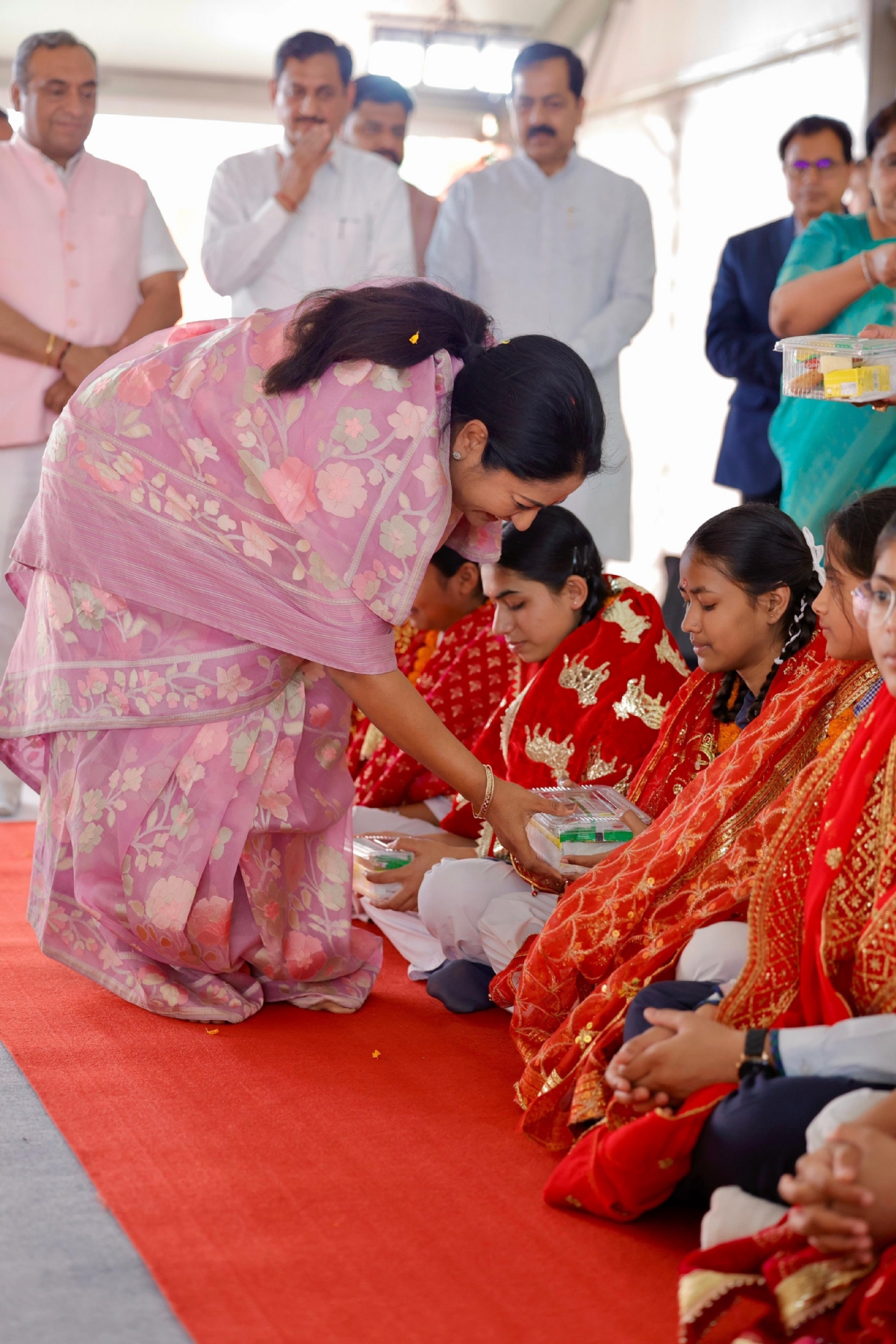 सर्वोदय विद्यालय पीतमपुरा में कन्या पूजन  करती मुख्यमंत्री रेखा गुप्ता