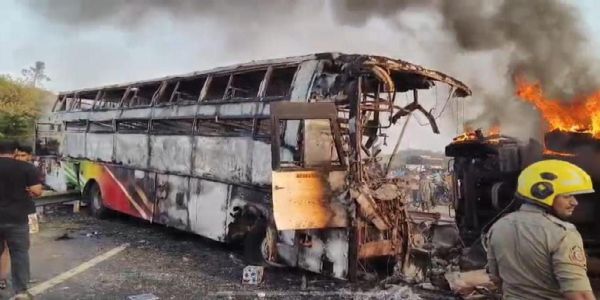 आंध्र प्रदेश में भीषण बस हादसा दस मरे आंध्र प्रदेश में भीषण बस हादसा दस मरे