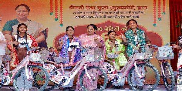 सर्वोदय विद्यालय पीतमपुरा में कन्या पूजन करके कक्षा नौ उत्तीर्ण होने वाली 1100 बेटियों को साइकिलें  प्रदान करती मुख्यमंत्री रेखा गुप्ता