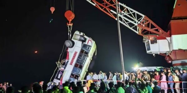 दुर्घटनाग्रस्त बस काे नदी से निकालता क्रेन