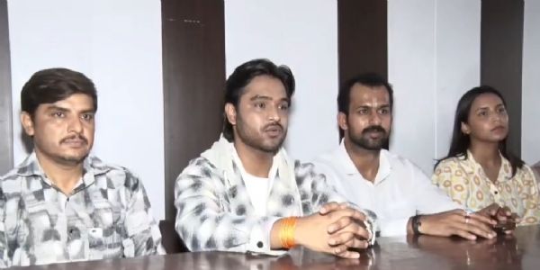 प्रेस वार्ता के दौरान जानकारी देते वैभव गुप्ता