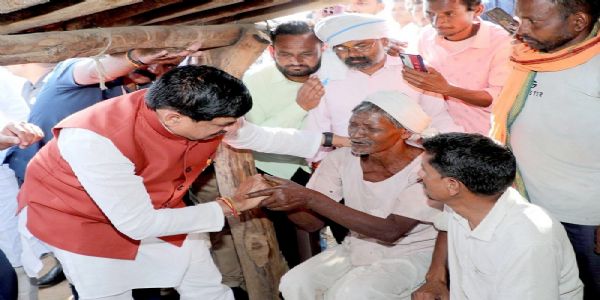 मुख्यमंत्री डॉ. यादव ने छिंदवाड़ा सड़क हादसे में मृतकों के परिजन से मिलकर दी सांत्वना मुख्यमंत्री डॉ. यादव ने छिंदवाड़ा सड़क हादसे में मृतकों के परिजन से मिलकर दी सांत्वना