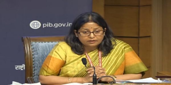 प्रेस को संबोधित करते पेट्रोलियम एवं प्राकृतिक गैस मंत्रालय की संयुक्त सचिव सुजाता शर्मा