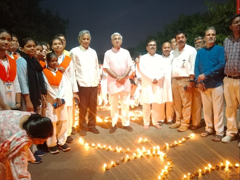 ग्रामोदय विश्वविद्यालय एक लाख एक हजार दीपों के प्रज्वलन के साथ चित्रकूट गौरव दिवस में सहभागी बना