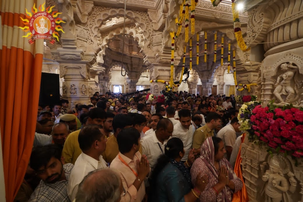 राम मंदिर में दर्शन करने पहुंचे श्रद्धालू राम मंदिर में दर्शन करने पहुंचे श्रद्धालू