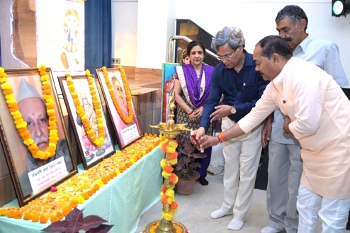 दीप प्रज्ज्वलित करते अतिथिगण