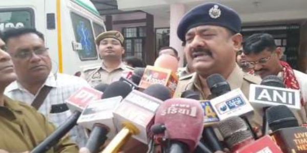 सड़क हादसे में मृत लोगों के संबंध में जानकारी देते हुए पुलिस अधीक्षक कौशाम्बी