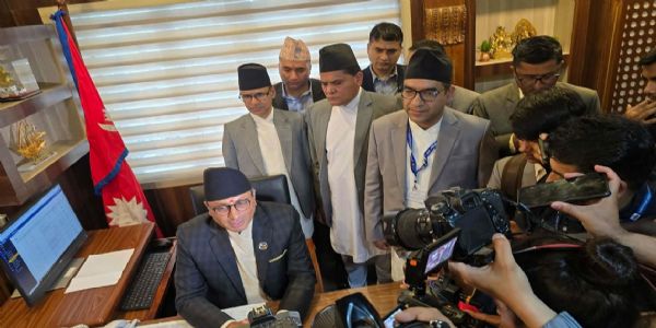 वित्त मंत्री डा स्वर्णिम वागले वित्त मंत्री डा स्वर्णिम वागले