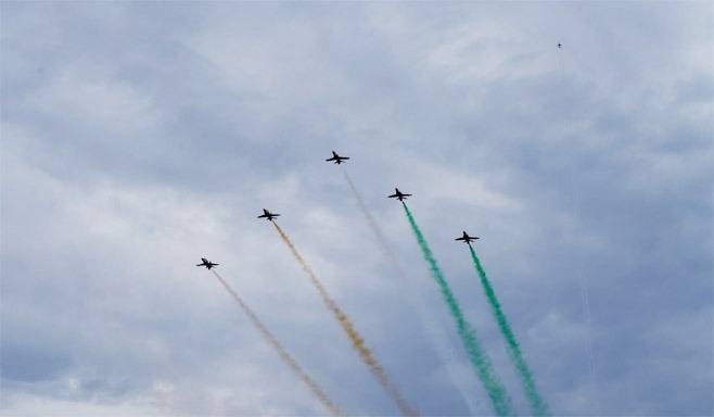 चंडीगढ़ एयर शो में करतब दिखाते वायुसेना के विमान
