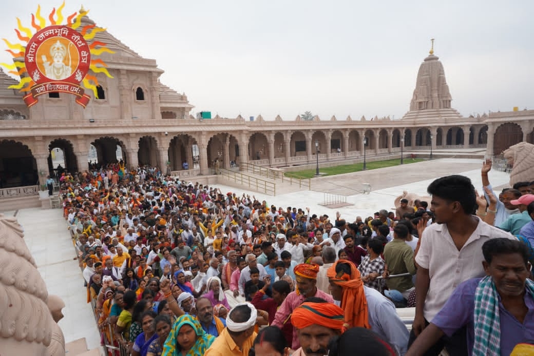 राम मंदिर में दर्शन करने पहुंचे श्रद्धालू राम मंदिर में दर्शन करने पहुंचे श्रद्धालू