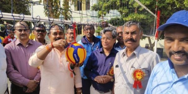 उद्घाटन करते मुख्य अतिथि