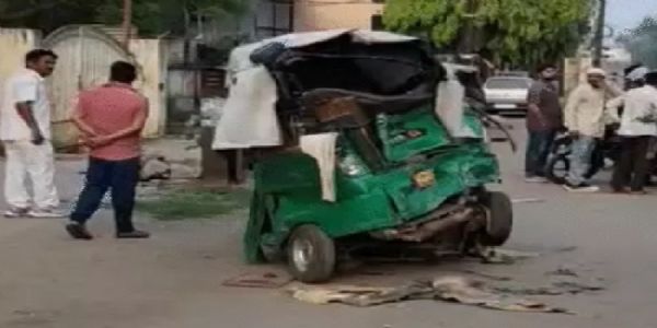 ग्वालियर में हादसे के बाद वाहन की तस्वीर