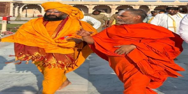 श्रीजीयर स्वामी ( लाल पाेशाक में )।