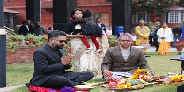 सरकारी निवास में प्रवेश से पहले पूजा करते प्रधानमंत्री बालेन्द्र शाह