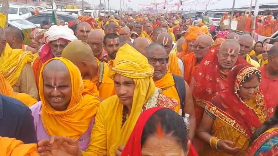 अयाेध्या में उमड़ी भीड़।