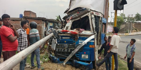 अज्ञात वाहन ने स्कूटी सवार दो युवकों को मारी टक्कर, एक की मौत