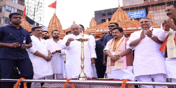 पटना में रामनवमी शोभायात्रा का मुख्यमंत्री ने किया दीप प्रज्जवलित कर शुभारंभ