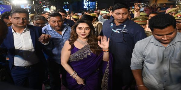 अभिनेत्री माधुरी दीक्षित