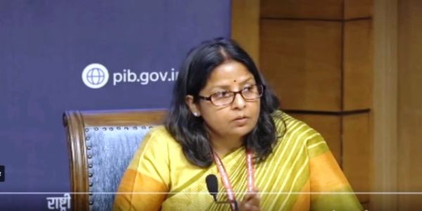 पेट्रोलियम और प्राकृतिक गैस मंत्रालय की संयुक्त सचिव सुजाता शर्मा अंतर-मंत्रालयी पत्रकार वार्ता में पेट्रोलियम और प्राकृतिक गैस मंत्रालय की संयुक्त सचिव सुजाता शर्मा अंतर-मंत्रालयी पत्रकार वार्ता में