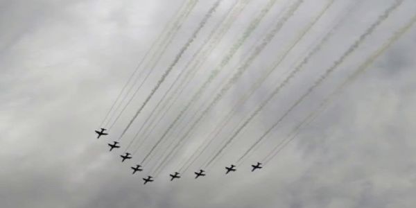 चंडीगढ़ एयर शो में करतब दिखाते वायुसेना के विमान