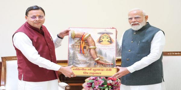 मुख्यमंत्री पुष्कर सिंह धामी नई दिल्ली में प्रधानमंत्री मोदी कोस्वरूप मां सुरकंडा देवी की प्रतिकृति भेंट करते हुए। मुख्यमंत्री पुष्कर सिंह धामी नई दिल्ली में प्रधानमंत्री मोदी कोस्वरूप मां सुरकंडा देवी की प्रतिकृति भेंट करते हुए।