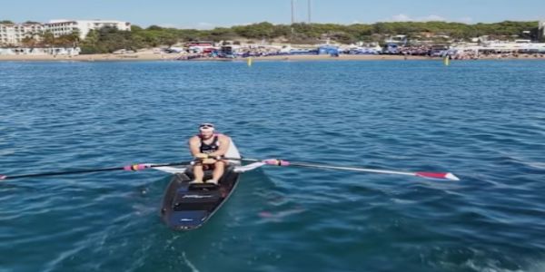 रोइंग (प्रतीकात्मक चित्र)