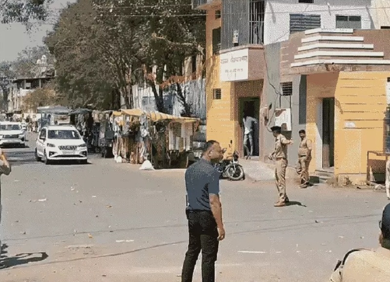 धार में जजों की कार भोजशाला की तरफ जाते हुए