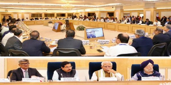 विज्ञान भवन में आयोजित गोलमेज बैठक में केंद्रीय मंत्री मनोहर लाल, हरदीप सिंह पुरी और प्रहलाद जोशी शहरी क्षेत्रों में पीएनजी सेवाओं के विस्तार पर चर्चा करते हुए