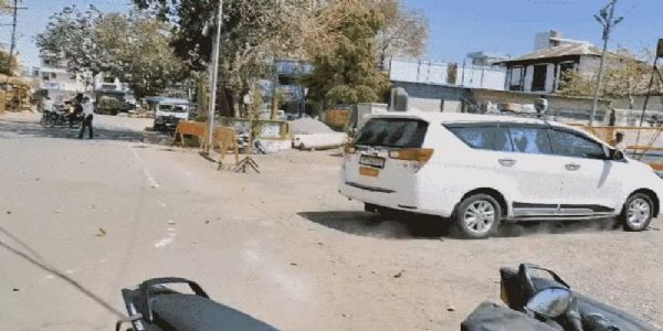 धार में जजों की कार भोजशाला की तरफ जाते हुए