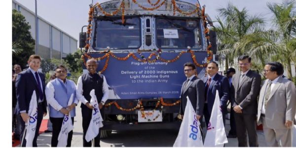 ग्वालियर में निर्मित ‘प्रहार’ 7.62 मिमी एलएमजी की पहली खेप भारतीय सेना को सौंपते अदाणी डिफेंस एंड एयरोस्पेस के अधिकारी। ग्वालियर में निर्मित ‘प्रहार’ 7.62 मिमी एलएमजी की पहली खेप भारतीय सेना को सौंपते अदाणी डिफेंस एंड एयरोस्पेस के अधिकारी।