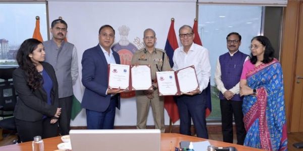 दूरसंचार विकास केंद्र-सीडॉट और दिल्ली पुलिस के बीच समझौता ज्ञापन हस्ताक्षर के दौरान मुख्य कार्यकारी अधिकारी राजकुमार उपाध्याय और पुलिस आयुक्त सतीश गोलचा वरिष्ठ अधिकारियों के साथ।