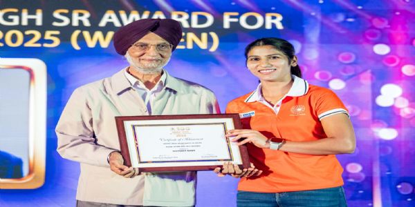 प्लेयर ऑफ द ईयर अवॉर्ड ग्रहण करतीं नवनीत कौर प्लेयर ऑफ द ईयर अवॉर्ड ग्रहण करतीं नवनीत कौर