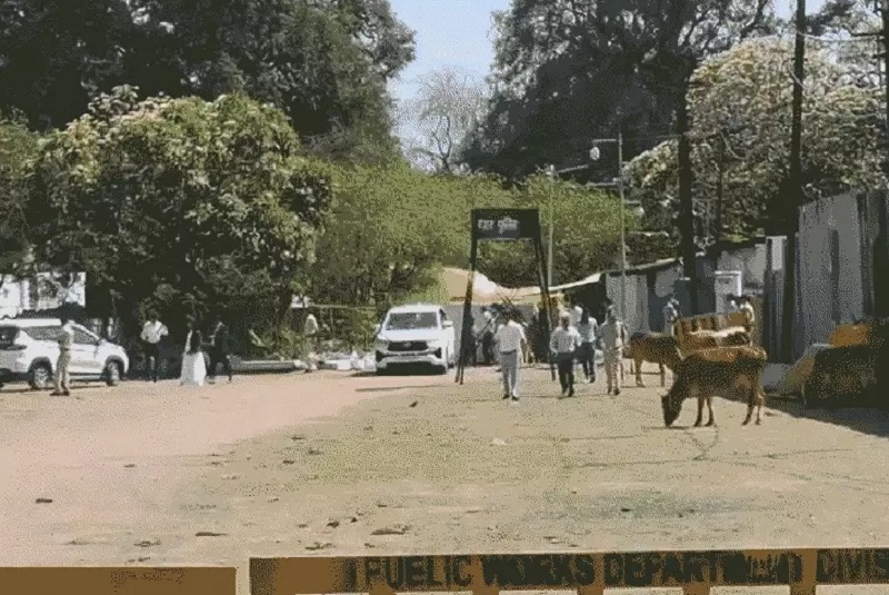 धार में जजों की कार भोजशाला की तरफ जाते हुए