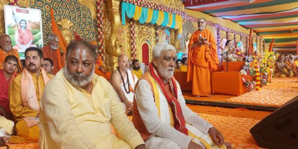 धर्म सम्मेलन में मंचासीन परिवहन मंत्री दयाशंकर सिंह व संत-महात्मा। धर्म सम्मेलन में मंचासीन परिवहन मंत्री दयाशंकर सिंह व संत-महात्मा।