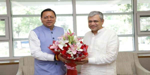 उत्तराखंड के मुख्यमंत्री पुष्कर सिंह धामी ने शनिवार को यहां केंद्रीय रेल, इलेक्ट्रॉनिक्स एवं सूचना प्रौद्योगिकी मंत्री अश्विनी वैष्णव से मुलाकात उत्तराखंड के मुख्यमंत्री पुष्कर सिंह धामी ने शनिवार को यहां केंद्रीय रेल, इलेक्ट्रॉनिक्स एवं सूचना प्रौद्योगिकी मंत्री अश्विनी वैष्णव से मुलाकात