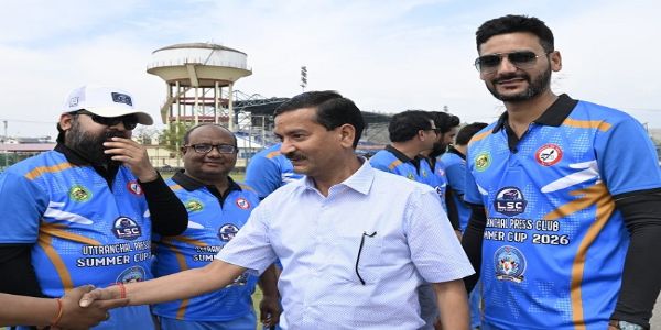 उत्तरांचल प्रेस क्लब की ओर से आयोजित अंतर प्रेस क्रिकेट प्रतियोगिता में खिलाड़ियों से मिलते अतिथि।